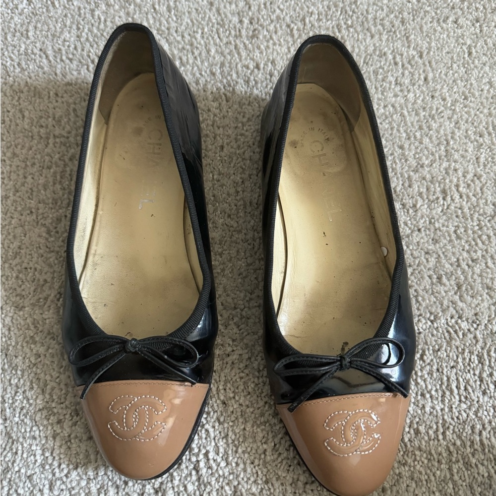 CHANEL Black and Tan Flats